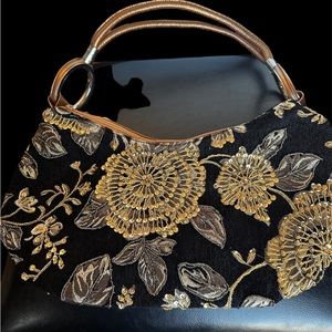 Gorgeous shoulder carpet bag! One bag, two looks! Two parallel top zippe…